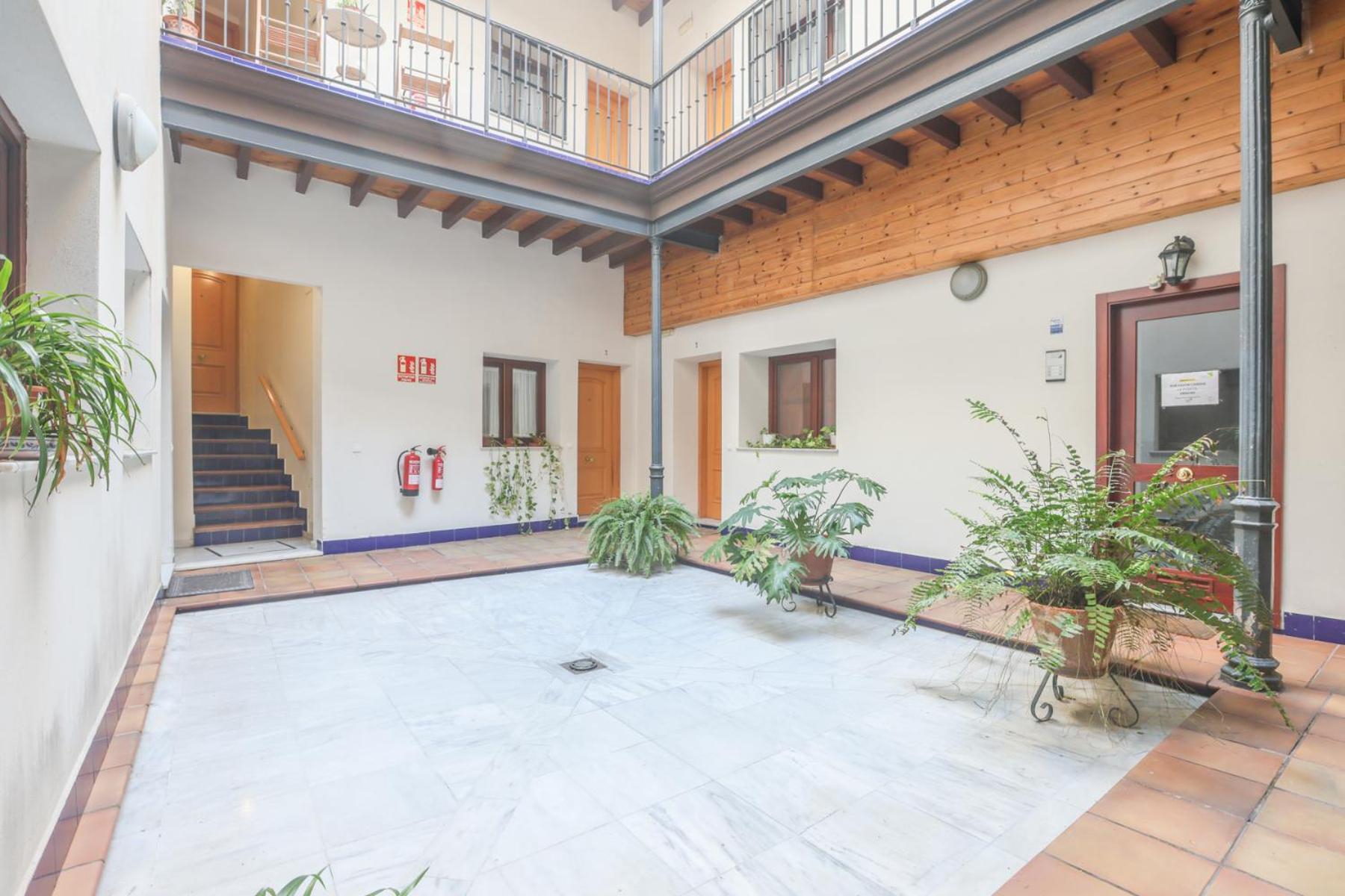 Galindo Center Premium Suites, Free Parking Sevilla Buitenkant foto